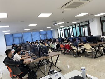Phòng máy luyện thi MOS đông học viên