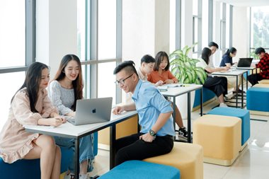 Nhóm học viên học và luyện đề MOS cùng nhau
