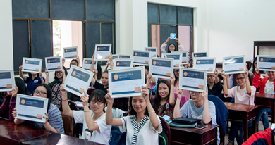 Học viên vui mừng khi nhận chứng chỉ MOS